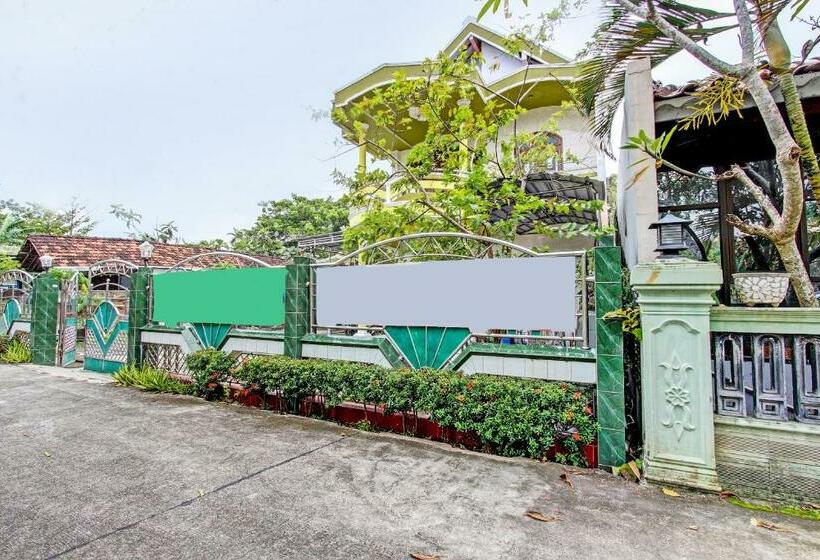 Отель Spot On 92188 Ndalem Eyang Guesthouse Syariah