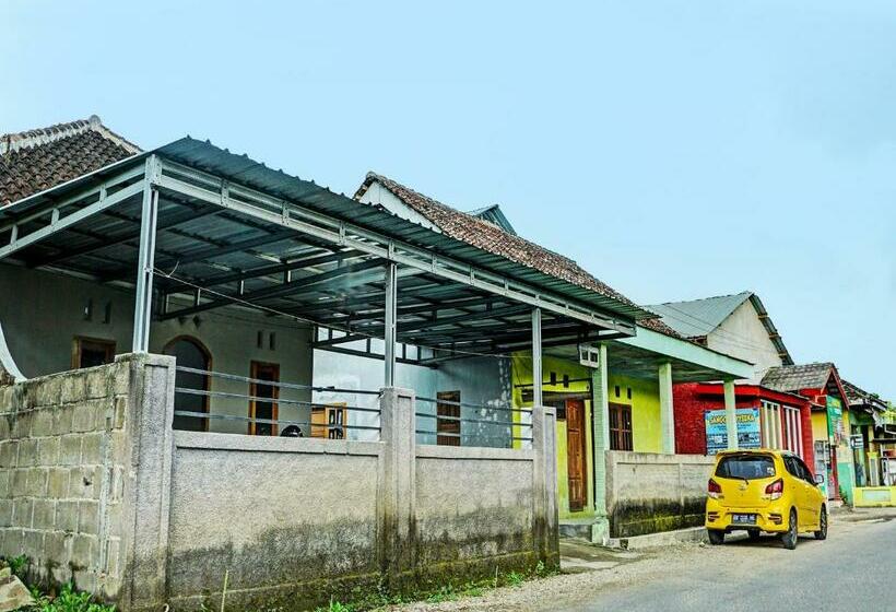 Отель Spot On 92222 Sahabat Kost Syariah Pacitan