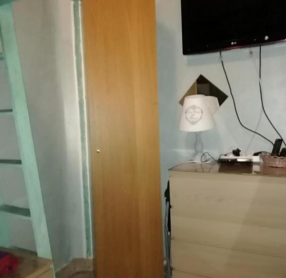 פנסיון Room In Guest Room   Lockable Room Center