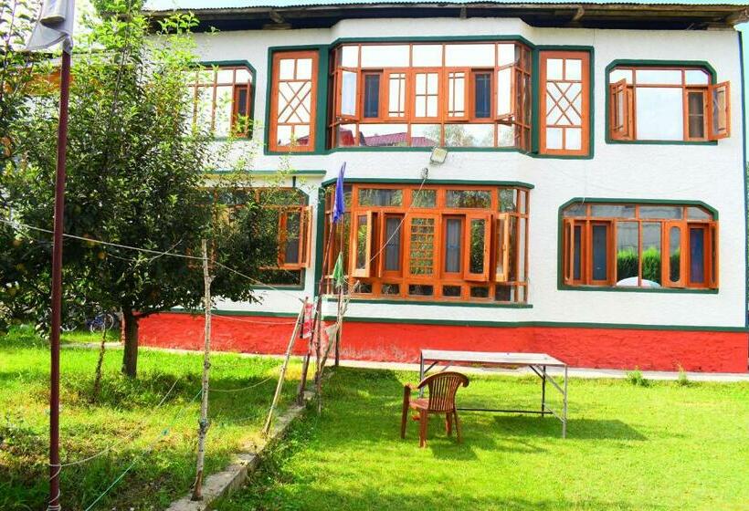 Отель Gulsitara Resorts Gulmarg