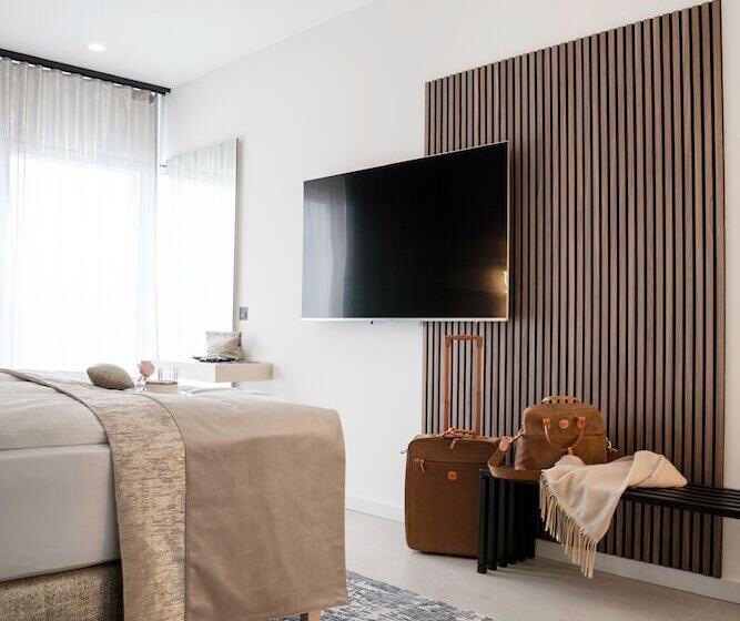 هتل The Newsha Signature Home