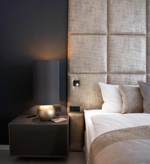هتل The Newsha Signature Home