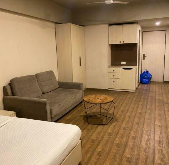 Отель Weekend Address Homestay By Shan