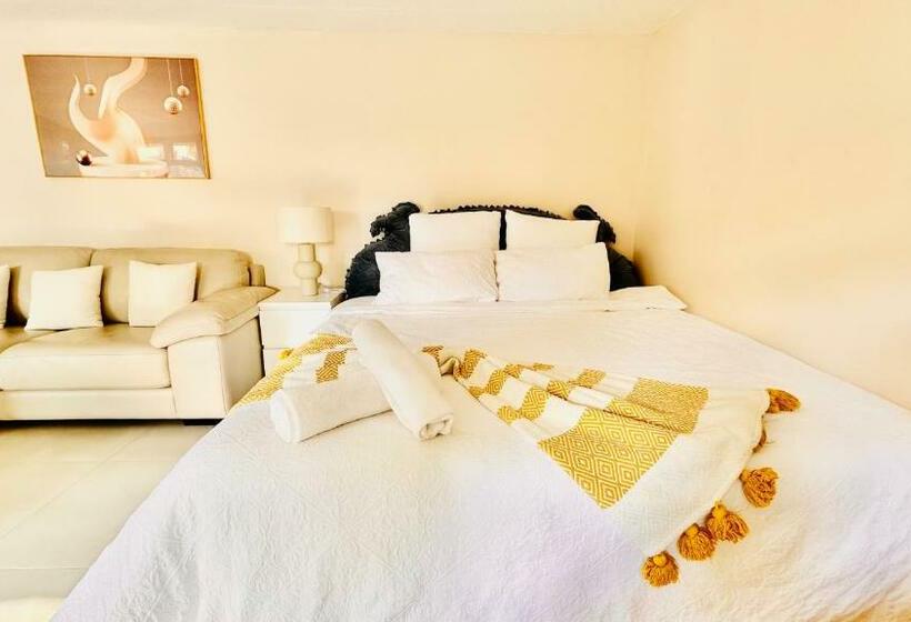 펜션 Cosy Well Equipped Studio With King Bed, Free Parking & Wifi, Near Deakin Uni And 24hours Kmart