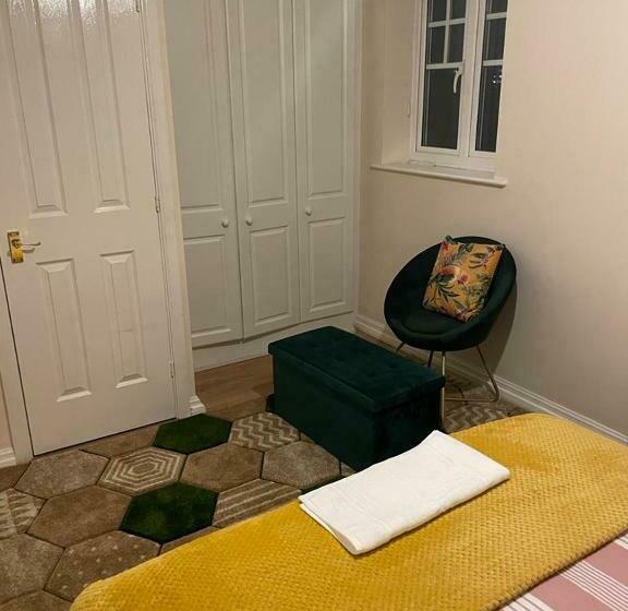 پانسیون Lovely Shared 3 Bed Home Near The Thames