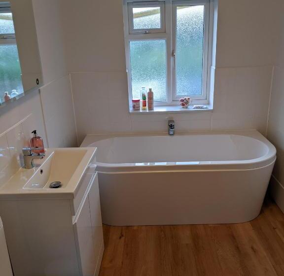 مبيت وإفطار Romsey Brewery House   Circa 1893