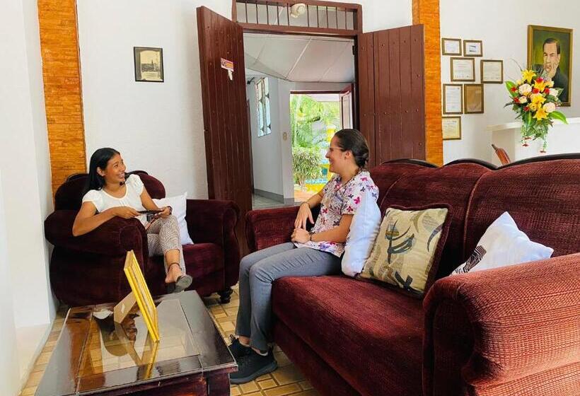 پانسیون Hostal Clary