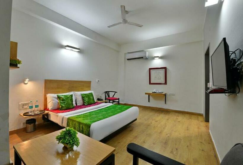 Divine Inn Couple Friendly Hotel Near Sector 51 Metro Station