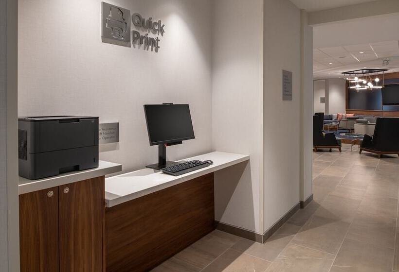 فندق Courtyard By Marriott Olympia