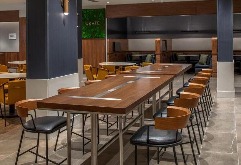 فندق Courtyard By Marriott Olympia