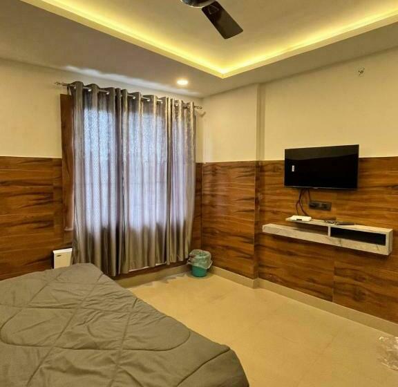 Отель Shanti Residency