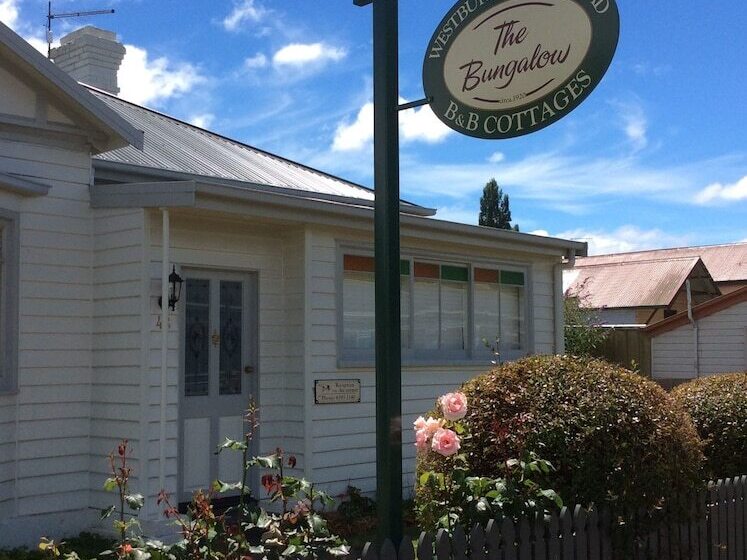 مبيت وإفطار Westbury Gingerbread Cottages
