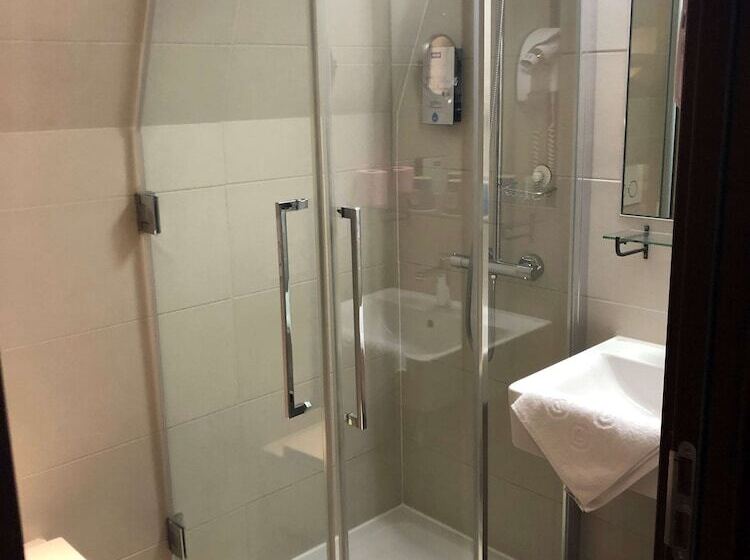 ホテル Kyriad Saint Quentin En Yvelines  Montigny