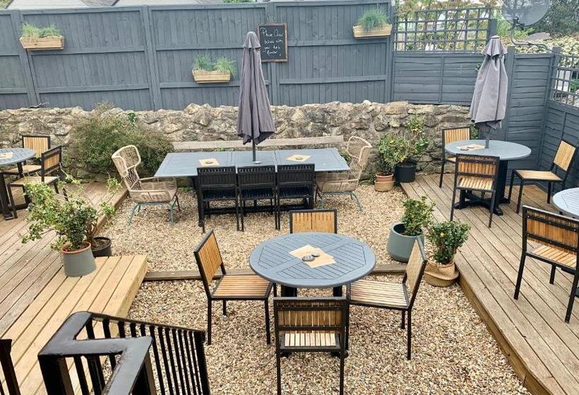 تختخواب و صبحانه Blas At Fronlas Café   The Heart Of Newport