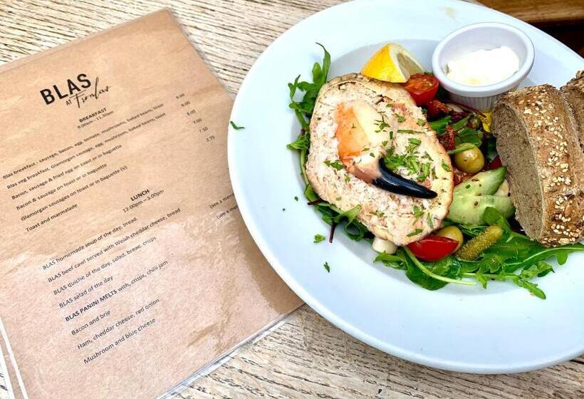 تختخواب و صبحانه Blas At Fronlas Café   The Heart Of Newport