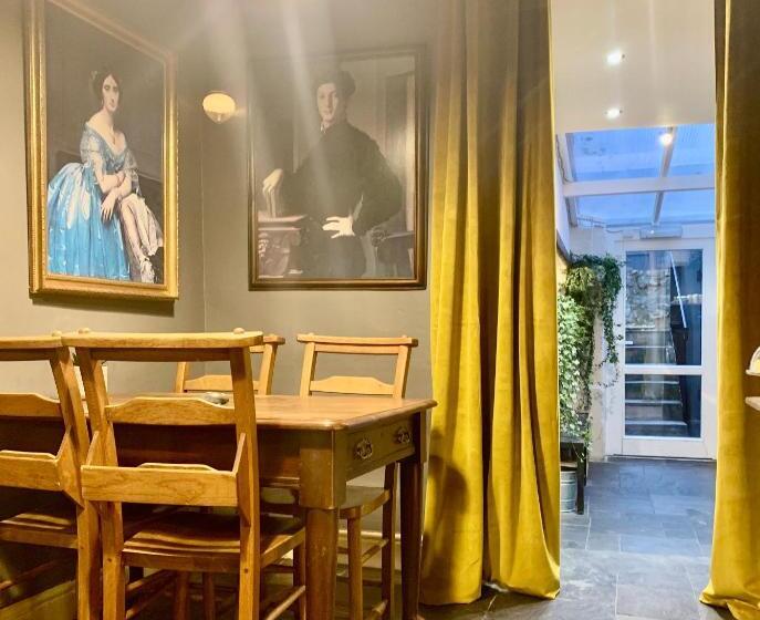 تختخواب و صبحانه Blas At Fronlas Café   The Heart Of Newport