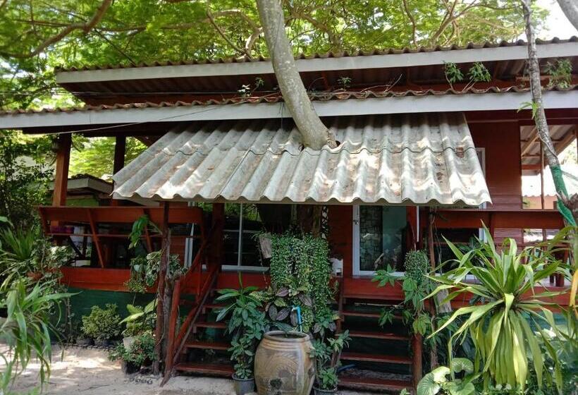 تختخواب و صبحانه Goodluck Village House