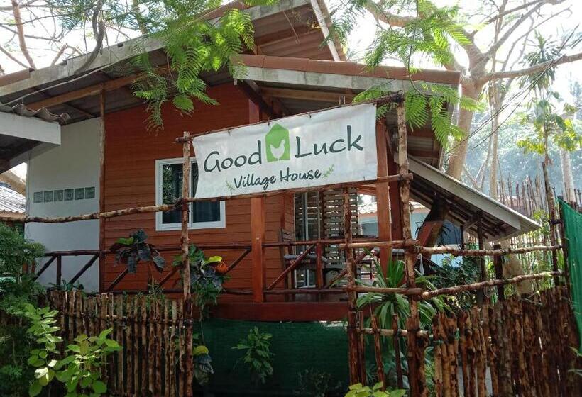 تختخواب و صبحانه Goodluck Village House