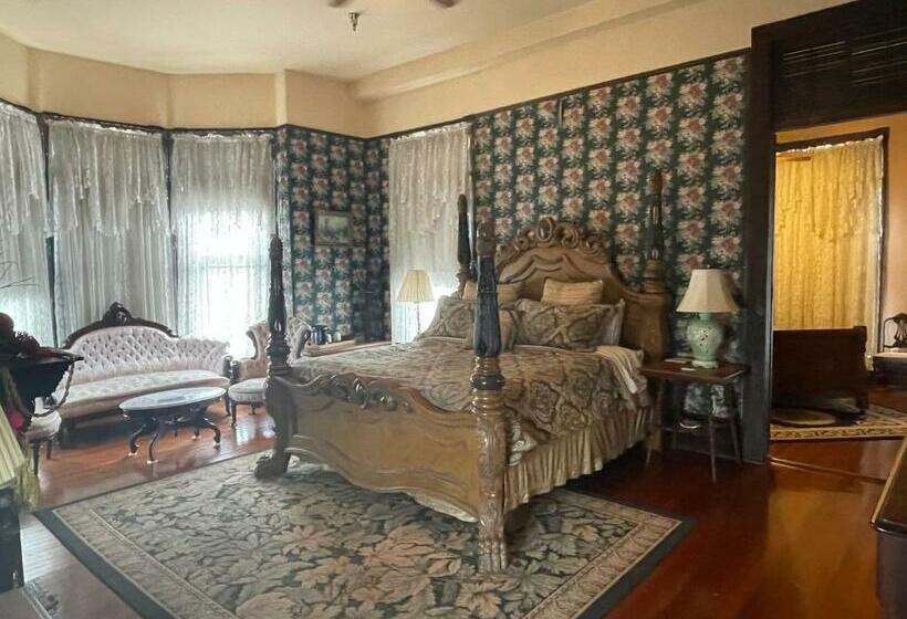 Bed and Breakfast Grand Gables Inn