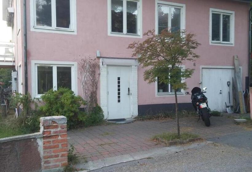 تختخواب و صبحانه Pink House Room#2 Stockholm