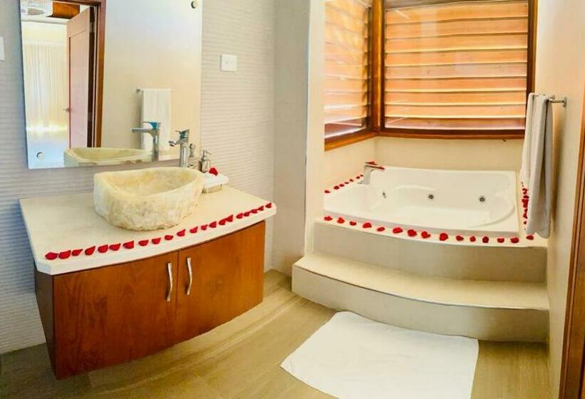 هتل Fabulous Village & Resort