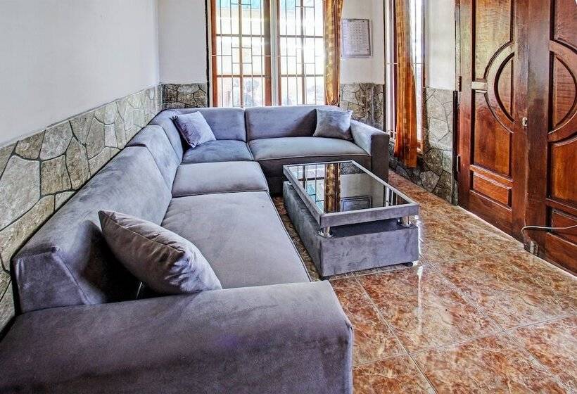 فندق Oyo 92059 Archi Homestay