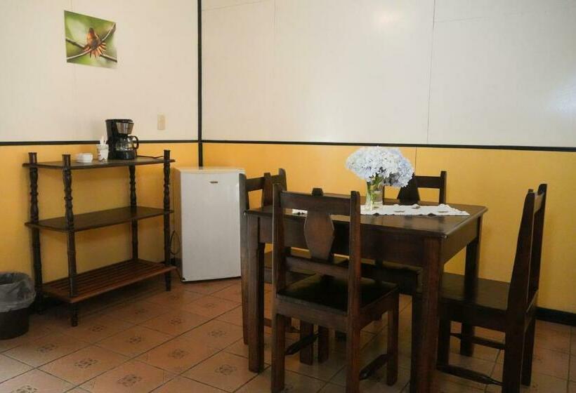 Bed and Breakfast Cabinas El Quetzal