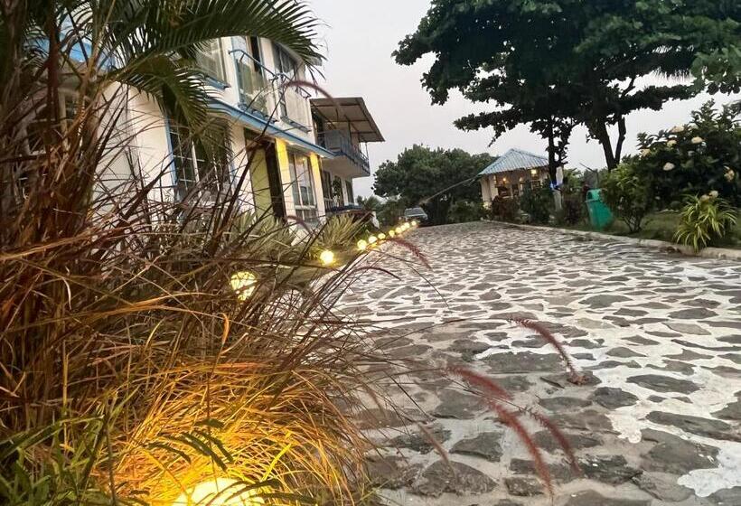 בית מלון כפרי Sea Breeze Beach Resort