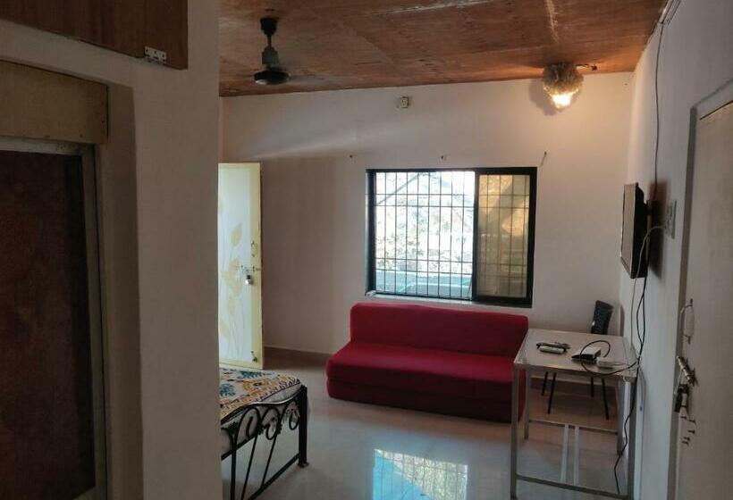 Bed and Breakfast Six Seasons Shrivardhan