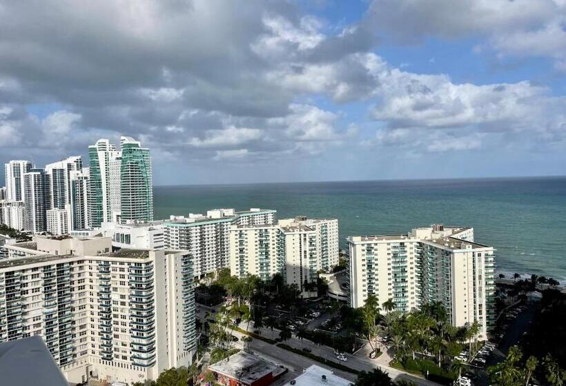 Hyde Beach House Lux Apartment