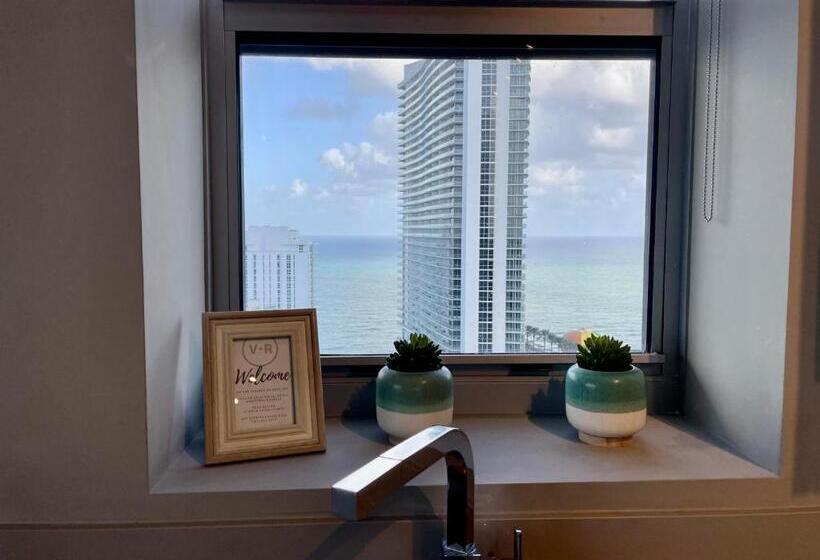 Hyde Beach House Lux Apartment