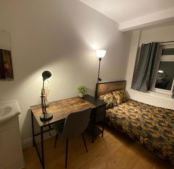 Пансион 4 Wharncliffe Drive