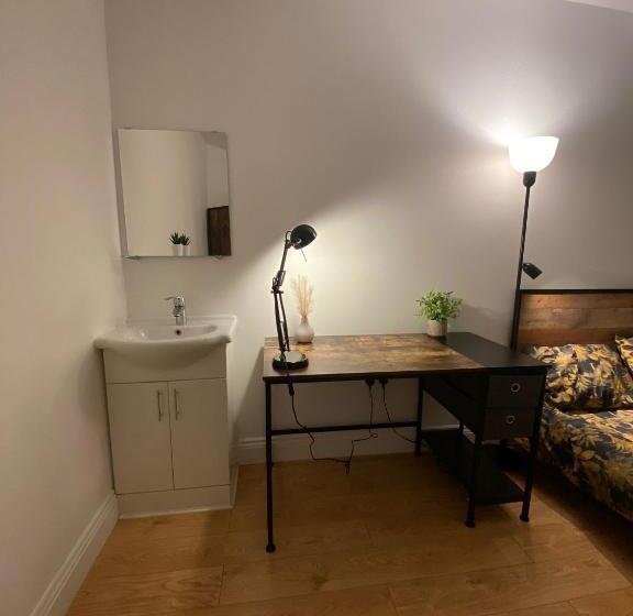 Пансион 4 Wharncliffe Drive