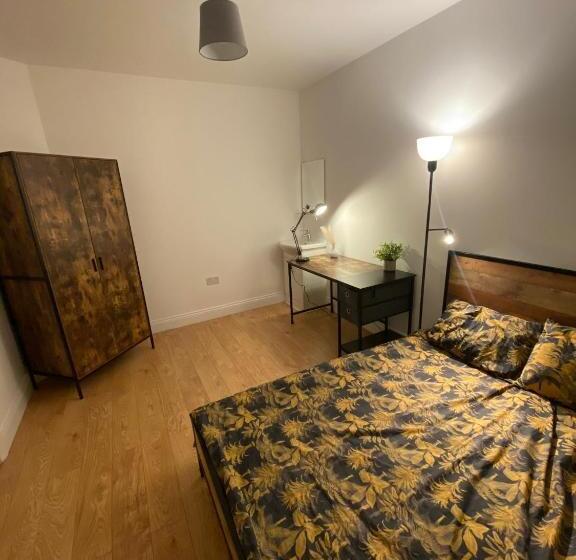 Пансион 4 Wharncliffe Drive