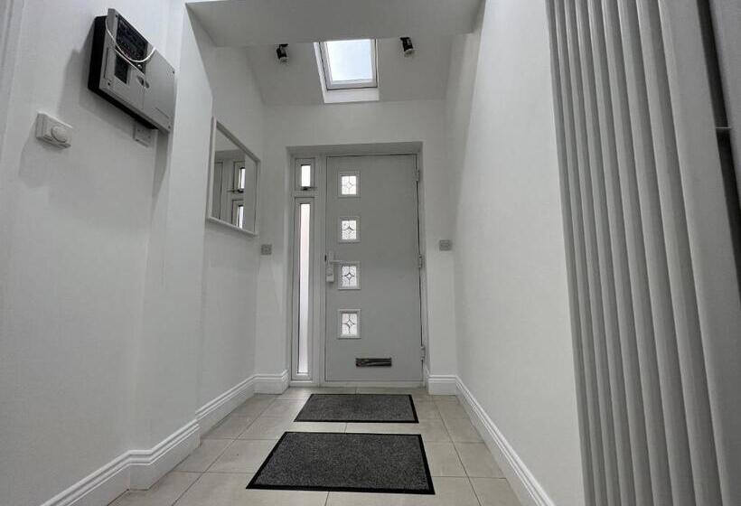 Пансион 4 Wharncliffe Drive