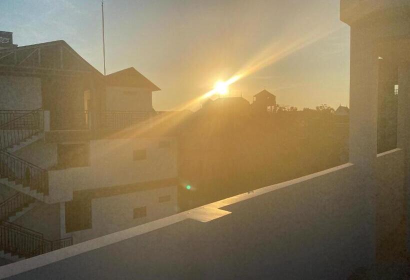 پانسیون Moonshine Guesthouse