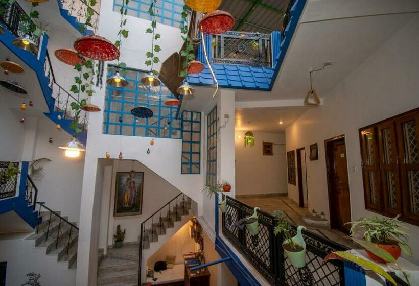 Albergue Unplan By Tatsat