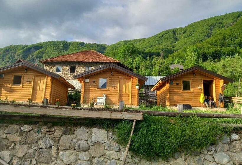 پانسیون Dedushi Guesthouse &wod Cabin Camping Place