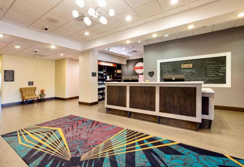 فندق Flag Point Inn And Suites Pratt By Fairbridge