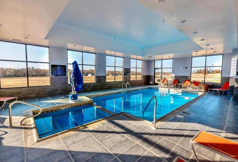 فندق Flag Point Inn And Suites Pratt By Fairbridge