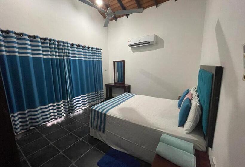 בית מלון כפרי Reef Bungalow