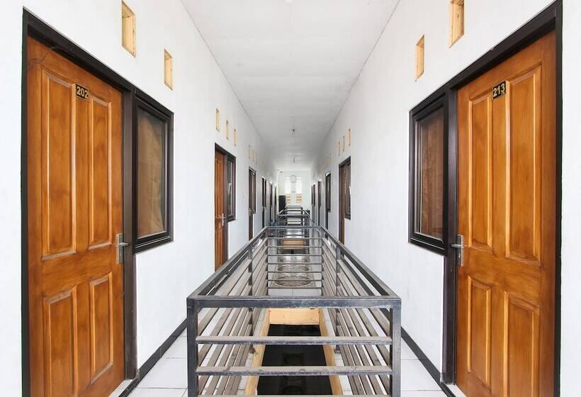 فندق Spot On 91935 Hellena Guesthouse