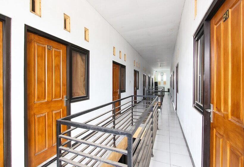 فندق Spot On 91935 Hellena Guesthouse