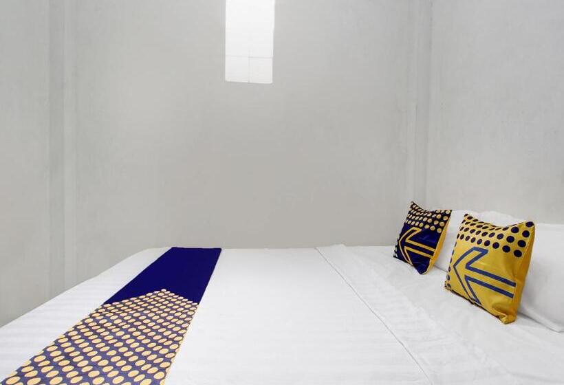 فندق Spot On 91935 Hellena Guesthouse