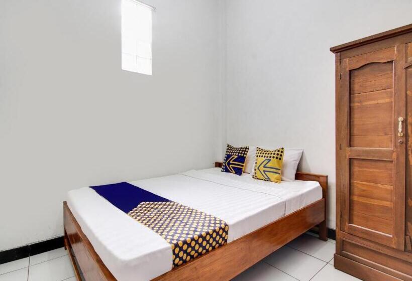 فندق Spot On 91935 Hellena Guesthouse