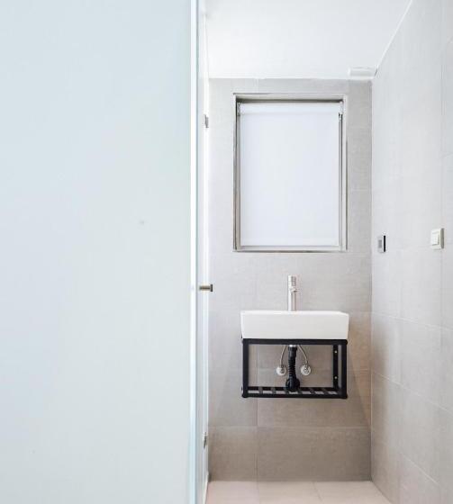 هاستل White Space Design