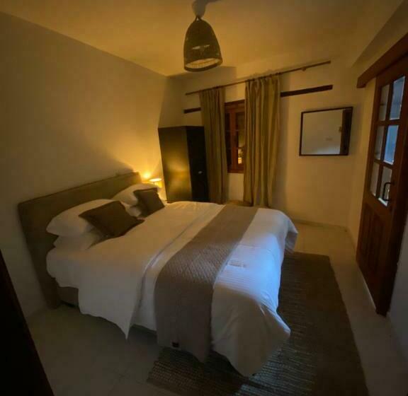 تختخواب و صبحانه Galinicafe22 Suites