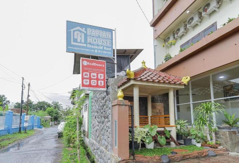 هتل Reddoorz Syariah Near Universitas Jember