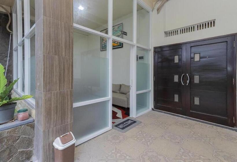 هتل Reddoorz Syariah Near Universitas Jember