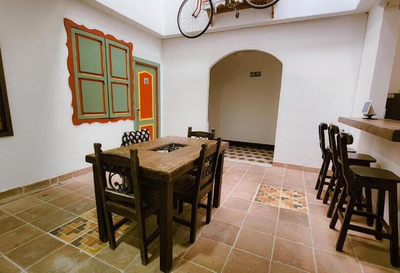 هتل Tuki Hostel & Lounge